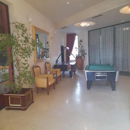 Beautiful 2 With Poolview Outside From Aheloy